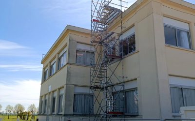 Montage d&rsquo;une tour d&rsquo;accès de chantier à l&rsquo;école de la gendarmerie à Rochefort pour la société EGD. Merci à seyf et à Kemodo de leurs confiances.