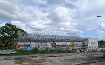 🚨🚧 Échaf’tout est fière de contribuer à la rénovation de la Friche Trocante à Saintes.
